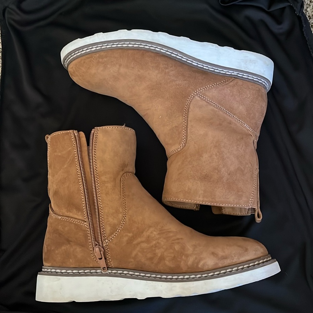 Target Tan white bottom light weight brown boots size 7 women’s